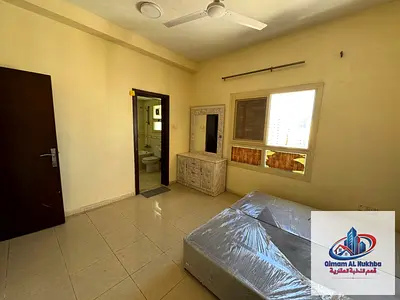 أجمل وأكبر مساحة شقة غرفة وصالة في الغوير مع 2 حمام وتكييف وغاز مركزي لتوفير الاستهلاك وموزع للخصوصية .