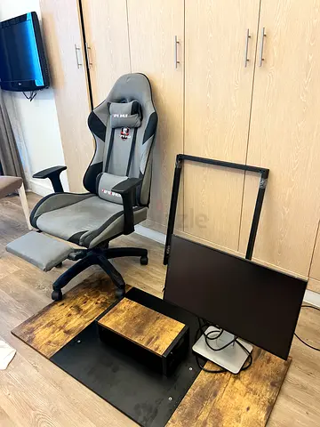 Gaming chair + desk + monitor