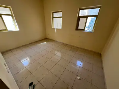 شقة غرفة وصالة في الحميدية، عجمان، بناية جديدة، صالة منفصلة، مطبخ مضيء، تكييف مركزي، 26 ألف/6 دفعات.