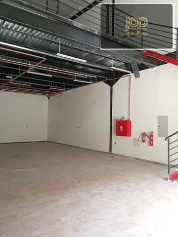 مجمع مستودعات أول ساكن | 4200 قدم | 57 كيلوواط | 185,000 درهم سنويًا