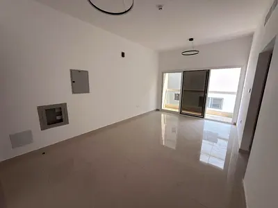 شقة غرفه وصالة ثاني ساكن في الجرف 3، 2 حمام + ماستر، بلكونة، تكييف مركزي، 33 ألف/4 دفعات، تأمين 2,000 درهم.