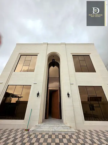 ✨ فيلا فاخرة للبيع في الحوشي – تصميم عصري وتشطيب راقي _ فيلا بتشطيب شخصي
📍 الموقع:
الحوشي – موقع هادئ ومميز قريب من جميع الخدمات والطرق الرئيسية
📐 مساحة الأرض:
5,457 قدم مربع