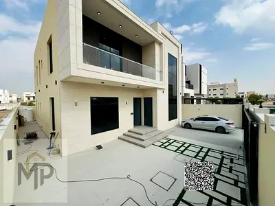 فيلا فاخرة ضخمة معروضة للبيع الآن، وتتكون من 5 غرف نوم رئيسية مع خزائن مدمجة وغرفتي استقبال.