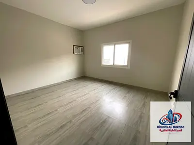 بالشارقة – 3 غرف وصالة أول ساكن على شارع الوحدة مباشرة طريق دبي، الإيجار 53,000 درهم شامل التصديق، الدفع 6 دفعات