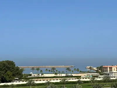 اول ساكن /غرفة وصالة / حمام/ مطبخ مجهز بالكامل /بناية جديده /تشطيبات سوبر ديوليكس /اطلالة بحرية