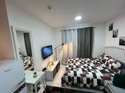 استوديو مفروش بإطلالة مميزة في كورنيش عجمان بسعر شهري شامل جميع الفواتير