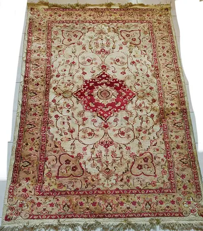 Handwoven 70% silk 30% wool carpet , 155cm wide 250cm tall, in perfect condition