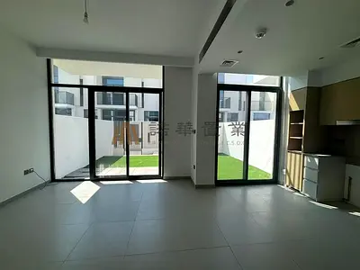 فيلا من 3 غرف نوم | حديقة خاصة | إطلالة على الفناء