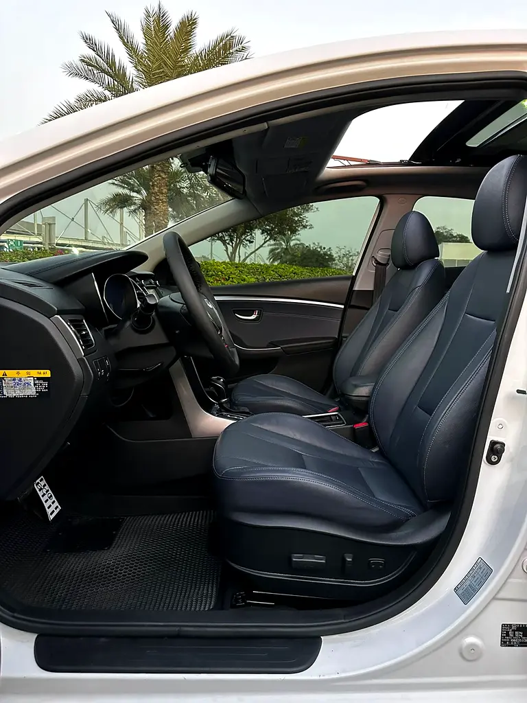 Hyundai i30 2012 — photo 1 of 3