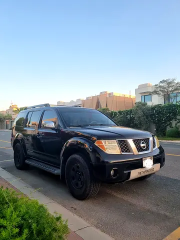 Clean Nissan Pathfinder r51 4x4 desert ready SUV