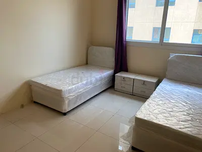 سكن للشباب العرب  البرشاء بجانب مول الامارات متاح سرير