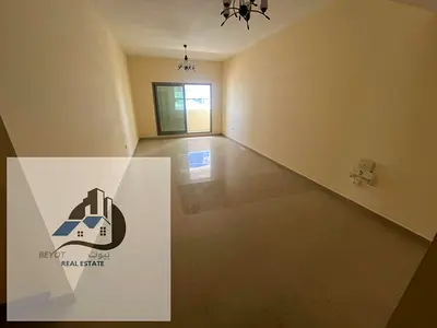 📍 للإيجار في عجمان – الرشيدية 3 (شارع خليفة الرئيسي)  🔹 وصف الشقة: شقة واسعة ومميزة بتصميم عملي وموقع استراتيجي، مناسبة للعائلات، تقع على شارع رئيسي