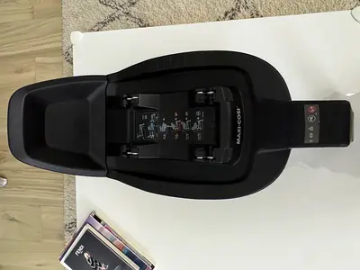 Maxi-Cosi FamilyFix3 ISOFIX car seat base.