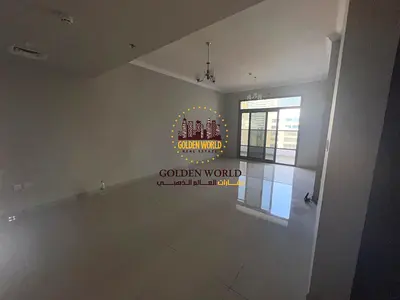 أول ساكن شقة غرفتين ماستر وصالة مع بلكونة للإيجار السنوي في الشارقة الخان، باركن مجاني، غرفة خادمة، موقع مميز، مساحات واسعة، تقسيط متاح