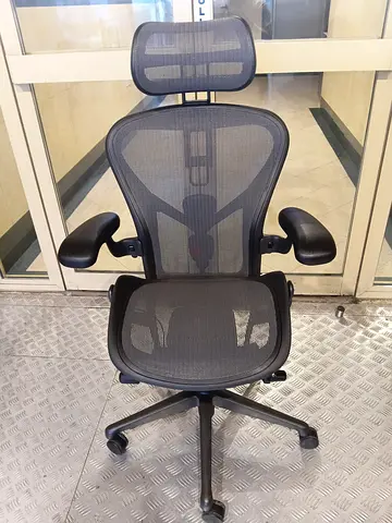 Selling For Herman Miller Aeron Remastered Aeron Chair With Headrest Size B