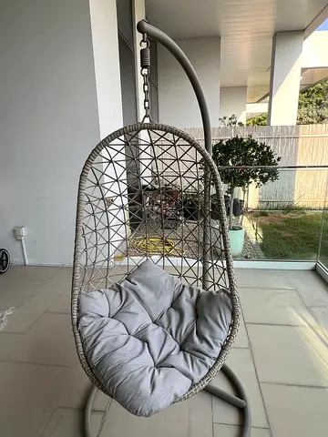 Stylish Hanging Chair with Cushions