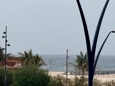 فيلا تجارية اطلالة بحرية مساحات واسعة تتكون من طابقين كل طابق يتكون من صالة وحمام مع بلكونات باركن مجانا موقع متميز