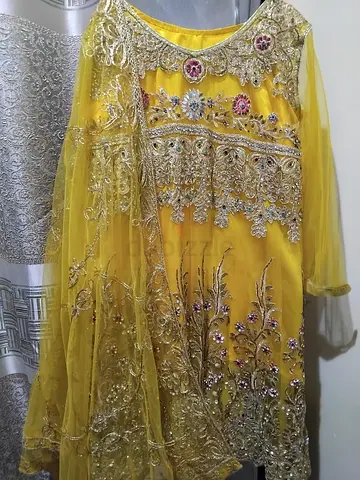 embroidered bodiceYellow dress for sale, worn only once and still in good condition