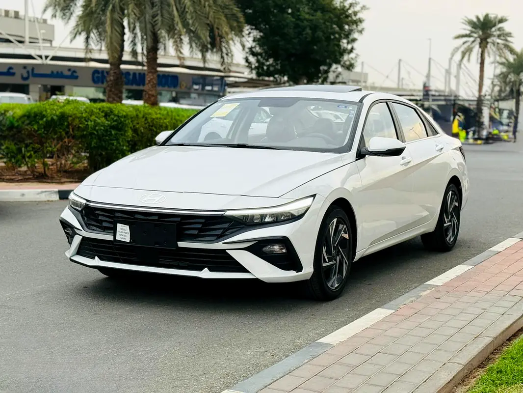 Hyundai Elantra 2025 — photo 1 of 17