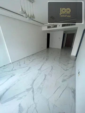 شقة غرفة وصالة سوبر ديلوكس بالنعيمية 3 على شارع خليفة، 2 حمام وبلكونة وإطلالة مفتوحة، مساحة كبيرة وسعر مميز.