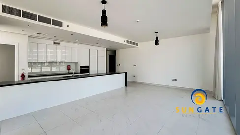 Corner unit , open equipped kitchen , vacant