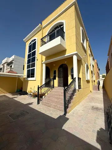 فيلا فاخرة للبيع في الروضة – موقع مميز شارع وسكّة شامل كهربه ومياه ومكيفات