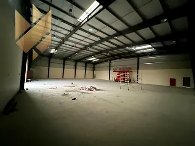 مصنع الصجعه على الشارع الرئيسي مساحه 24,000 قدم