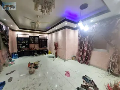 بيت عربي مميز للإيجار السنوي في منطقة الراشدية 3 يتمتع بمساحة واسعة وتصميم عملي مناسب للسكن العائلي أو استخدام الشركات يتكون من أربع غرف نوم واسعة وصا