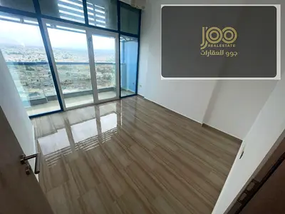شقة غرفتين وصالة سوبر ديلوكس بالنعيمية 3 على شارع خليفة، بلكونة وإطلالة مفتوحة، قرب الخدمات والباصات.