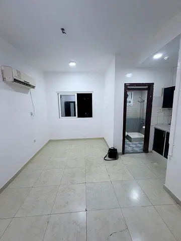 🔥 عرض حصري ولا في الأحلام! 🔥 🏡 استوديو للإيجار السنوي – البوطينة / الشارقة ✨ أول ساكن بعد التجديد بالكامل