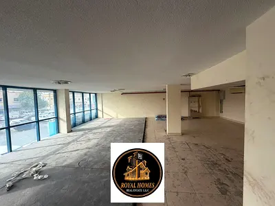 أرخص سعر لأرضية تجارية للإيجار، مناسبة للتخزين أو الأغراض التجارية، تقع في موقع متميز بمنطقة الجرف، بالقرب من مركز تشاينا مول والمنطقة الصناعية.