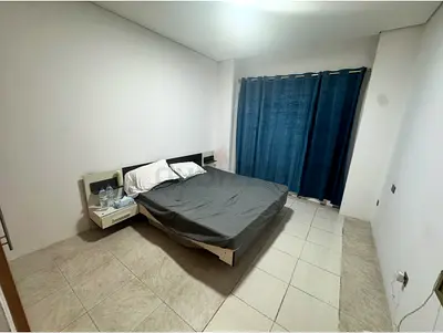 Private room with big window available near MOE - very less people in flat