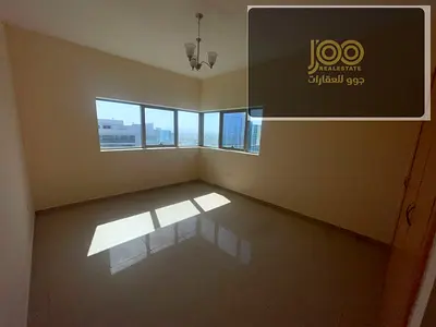 ثلاث غرف وصالة بمساحة كبيرة وتكييف مجاني في موقع مميز