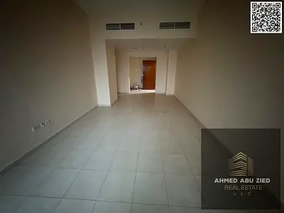 غرفتين ماستر صالة كبيرة مطبخ واسع 3حمام بلكون اطلالة مفتوح خزائن حائط غرفة تخزين مسبح حديقة باركنج تسهيلات في الدفع قريب من مخرج دبي الشارقة تامين شيك