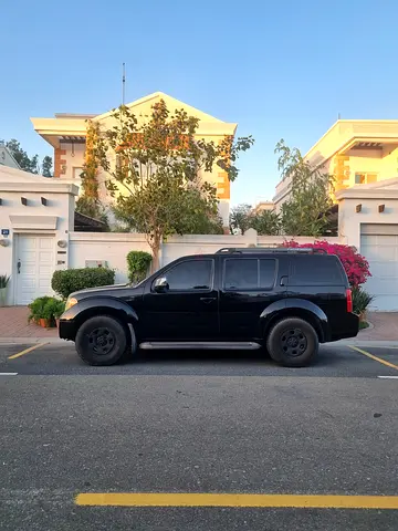 Clean Nissan Pathfinder r51 4x4 desert ready SUV