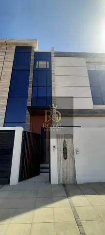 فيلا فاخرة مكونة من طابق أرضي + طابقين، تشمل 5 غرف ماستر، غرفة خادمة، مجلس، ومسبح خاص. تملك حر مع تشطيبات فاخرة وموقع ممتاز.
