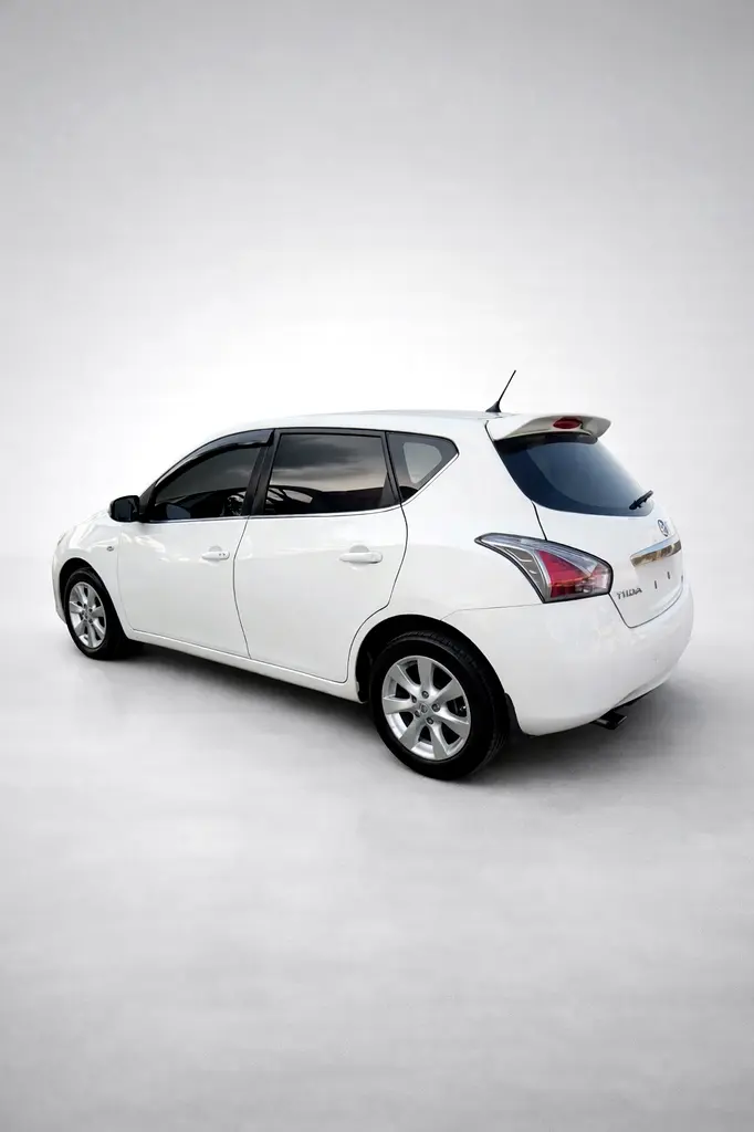 Nissan Tiida 2015 — photo 1 of 14