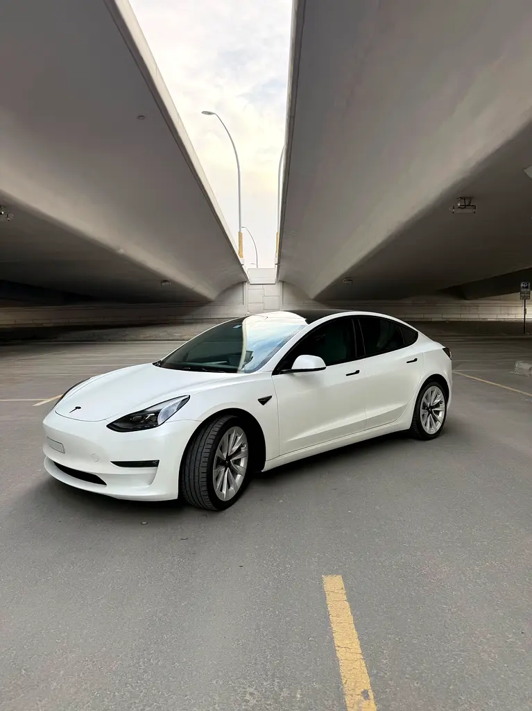 Tesla Model 3 2023 — photo 1 of 7