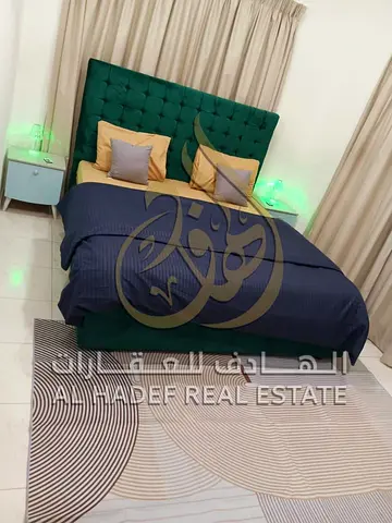 غرفتين وصالة مفروش فرش نضيف  مضبخ مجهز كامل معاها انترنت قريبة من الحديقة ومن البحيرة