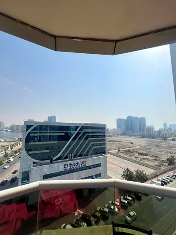رصة قوية لامتلاك شقة واسعة مع باركن خاص داخل برج حديث بموقع حيوي، مناسبة للسكن أو الاستثمار بعائد إيجاري ممتاز