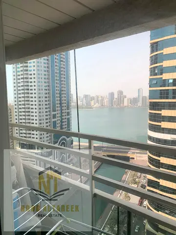 شقة فاخرة للبيع في منطقة القصباء – الشارقة، بتملك خاص للعرب فقط، بإطلالة بانورامية مباشرة على الكورنيش، ضمن برج راقٍ ومتكامل الخدمات.  المزايا:  موقع