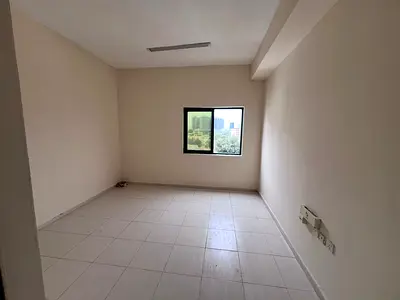 استوديو بمطبخ منفصل، واسع، تكييف مركزي، الراشدية 2 بجوار الجمعية وبرج الساعة، 21 ألف/6 دفعات، تأمين 1500.