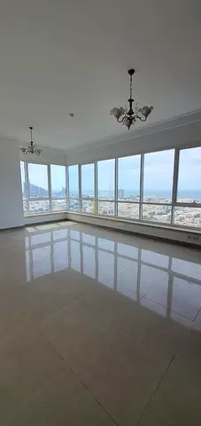 للإيجار شقة 3 غرف وصالة تكييف مجاني إطلالة رائعة خلفية جانبية على البحر والبحيرة في منطقة المجاز 3