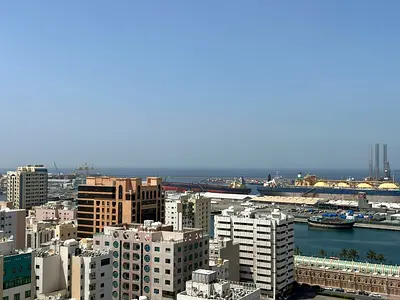 غرفتين وصاله / اطلاله بحريه مفتوحه/ مساحات واسعه/ خزائن بالحائط / غرفه غسيل/ تسهيلات بالسداد