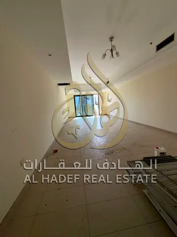 شقة 3 غرف ماستر مع صالة وغرفة خادمة – تشطيب فاخر، تكييف مجاني من المالك، مسبح، نادي رياضي، باركن مجاني