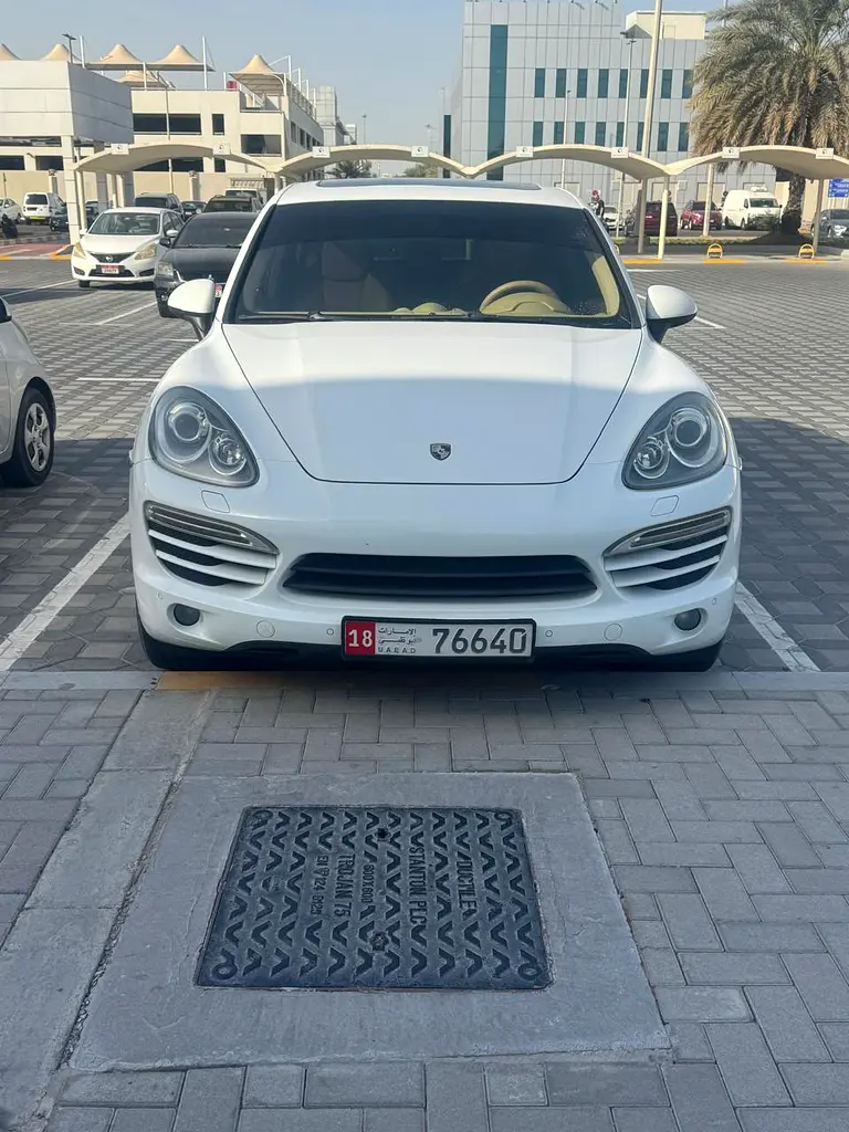 Porsche Cayenne 2014 — photo 1 of 3