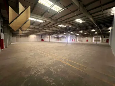مستودعات - معارض - محلات - مستودع بالصجعه - مساحة 23000 الف قدم - كهرباء 37.5 kw