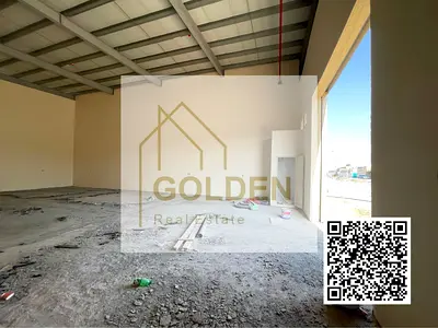 Main road 2,200 sq ft warehouse in UAQ with 30 kW power and front parking—high exposure unit ready now with flexible payments.