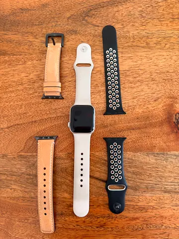 Apple Watch SE (GPS) (2nd Generation), 40mm Case - Aluminum with 2 extra free straps.