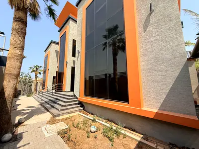 فيلا تجارية جديدة/6مكاتب/11حمام/طابقين/ريسبشن كبير / حديقة خارجية واسعة /5000 قدم